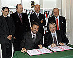 La c&eacute;r&eacute;monie de signature &agrave; l'H&ocirc;tel de la R&eacute;gion &Icirc;le-de-France, le 18/12/2001.