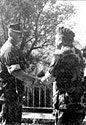 Poign&eacute;e de main historique entre le g&eacute;n&eacute;ral bosniaque Dudakovic (&agrave; d.), assi&eacute;g&eacute; par les Serbes dans l'enclave de Bihac du printemps 1992 &agrave; ao&ucirc;t 1995, et son lib&eacute;rateur croate le g&eacute;n&eacute;ral  Marekovic, sur le pont qui enjambe la Korana, &agrave; la fronti&egrave;re bosno-croate.