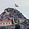 Drapeau hiss&eacute; sur la forteresse de Knin, lib&eacute;r&eacute;e le 5 ao&ucirc;t 1995