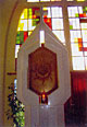 Le tabernacle de l'&eacute;glise des Saints-Cyrille-et-M&eacute;thode &agrave; Paris, en pierre de Brac