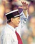 Miroslav Blazevic, l'ancien coach croate, ciff&eacute; d'un k&eacute;pi en solidarit&eacute; avec le gendarme agress&eacute; lors du Mondial 1998 en France
