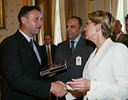 M. Berislav Roncevic, ministre croate de la D&eacute;fense, re&ccedil;u par son homologue fran&ccedil;aise, Madame Mich&egrave;le Alliot-Marie.