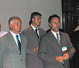 M. Berislav Roncevic, ministre croate de la D&eacute;fense, (&agrave; dr.), en compagnie de l'ambassadeur de Croatie en France, M. Bozidar Gagro, au stand croate.