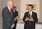 M. Petar Selem (&agrave; g.) re&ccedil;oit la m&eacute;daille de la Ville de Paris des mains de M. Patrick Bloche