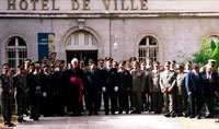 La d&eacute;l&eacute;gation croate sur le parvis de l'H&ocirc;tel de Ville de Villefranche