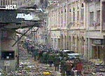 Les colonnes de r&eacute;fugi&eacute;s croates &agrave; pied, expuls&eacute;s de la ville &agrave; la fin du si&egrave;ge, le 19 novembre 1991.