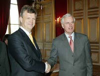 Miomir Zuzul (&agrave; g.) et Michel Barnier | 15.04.2004 - (c) MAE